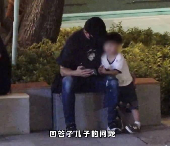 组图：吴奇隆带儿子出门玩耍 为儿子驱蚊拍宝宝小屁股照顾细致