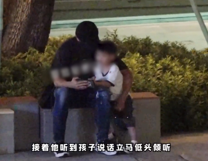 组图：吴奇隆带儿子出门玩耍 为儿子驱蚊拍宝宝小屁股照顾细致