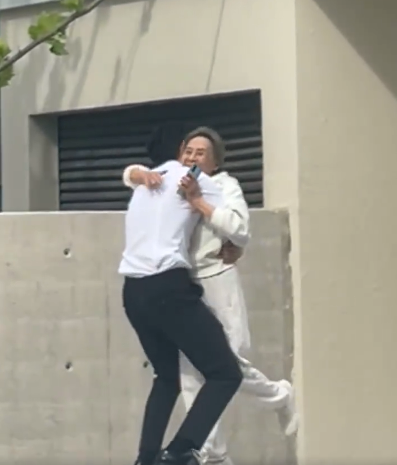 组图：李现跑着拥抱吴彦姝 祖孙二人边走边聊感情超好