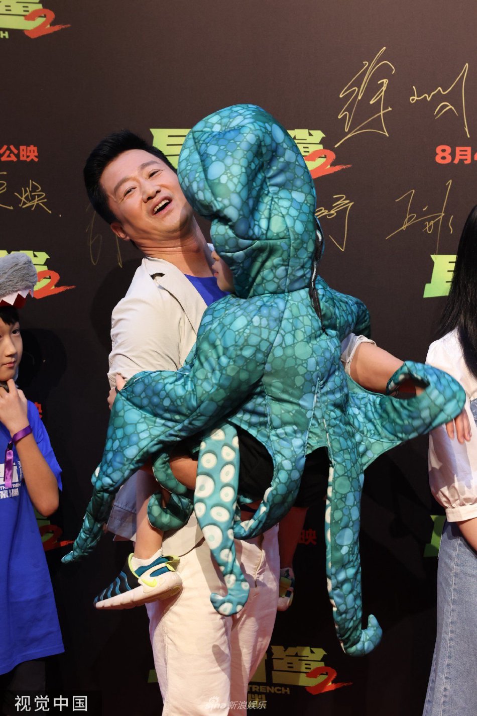 组图：《巨齿鲨2》北京首映礼红毯 吴京抱儿子出席爸爸力max