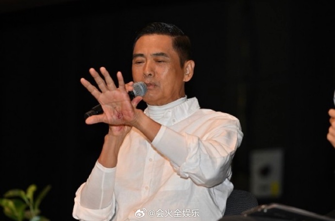 组图：周润发自曝跑步时摔倒 双手手掌及左边肋骨受伤