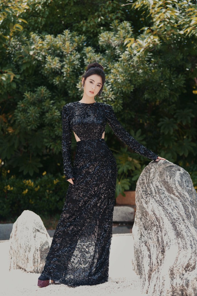 组图：张柏芝优雅黑天鹅大片好美  亮钻露背长裙气场十足