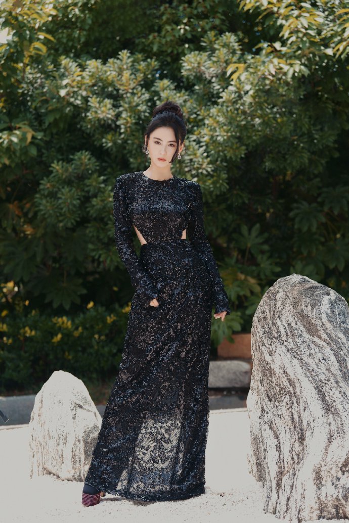 组图：张柏芝优雅黑天鹅大片好美  亮钻露背长裙气场十足