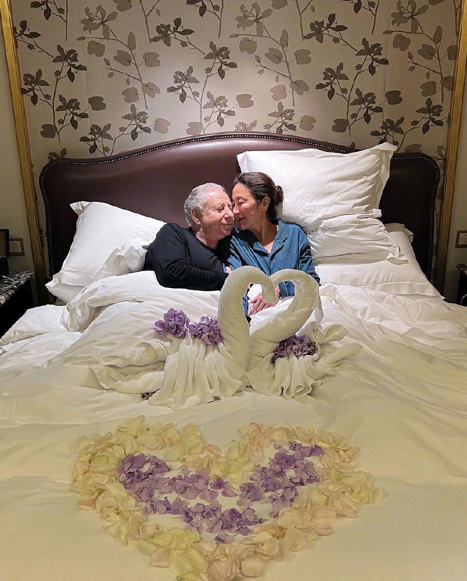 组图：杨紫琼分享婚礼照官宣结婚 夫妻俩躺在床上满脸幸福