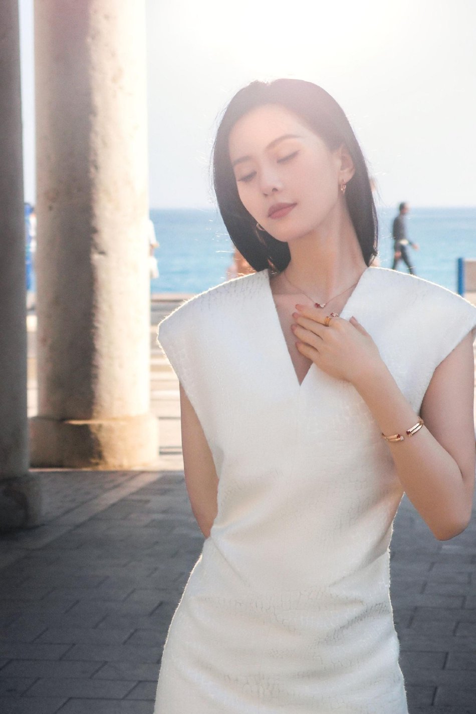 组图：刘诗诗穿白色无袖v领裙展现迷人魅力 阳光下凸显温柔气质