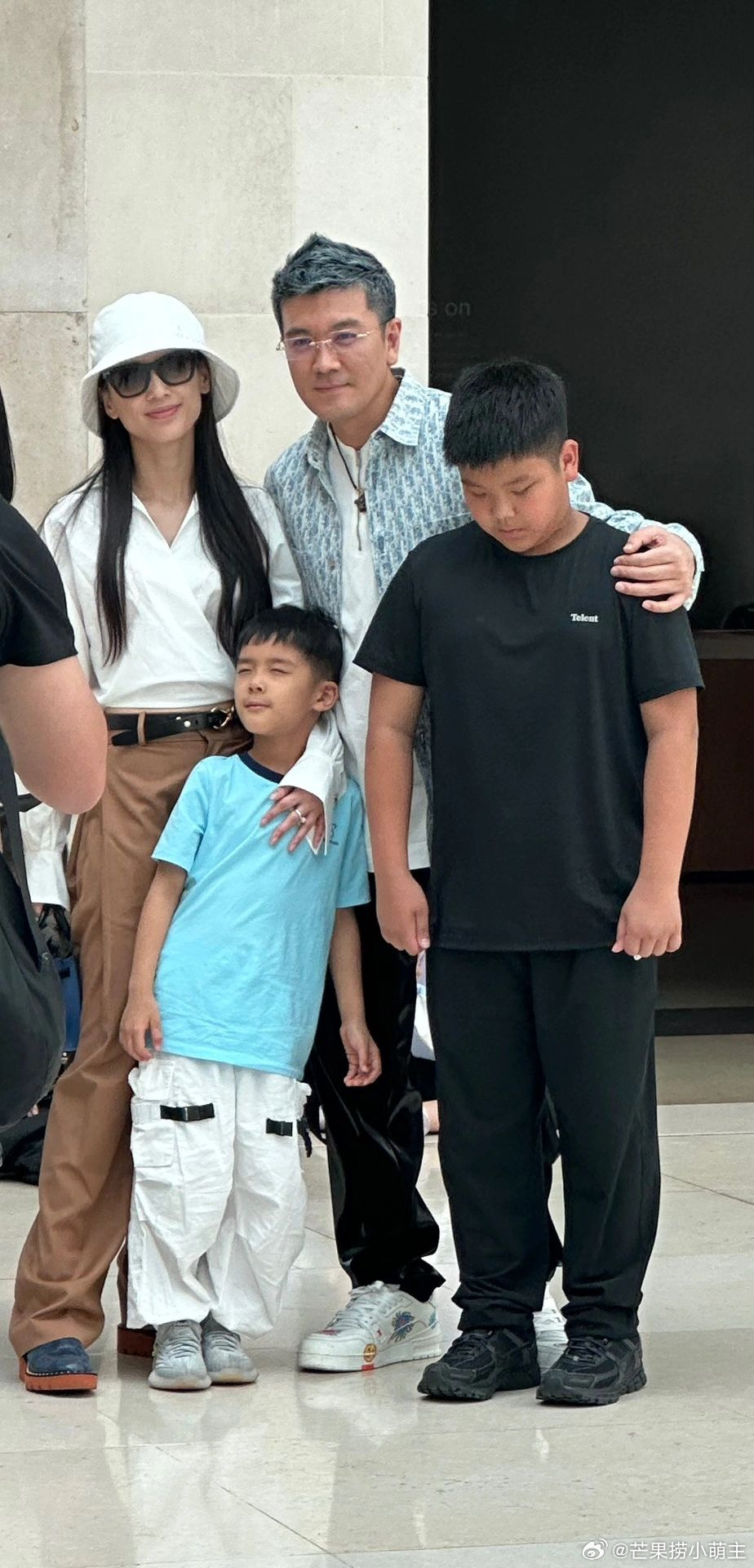 组图：杨子黄圣依带两个儿子逛大英博物馆 安迪身高已到爸爸肩膀
