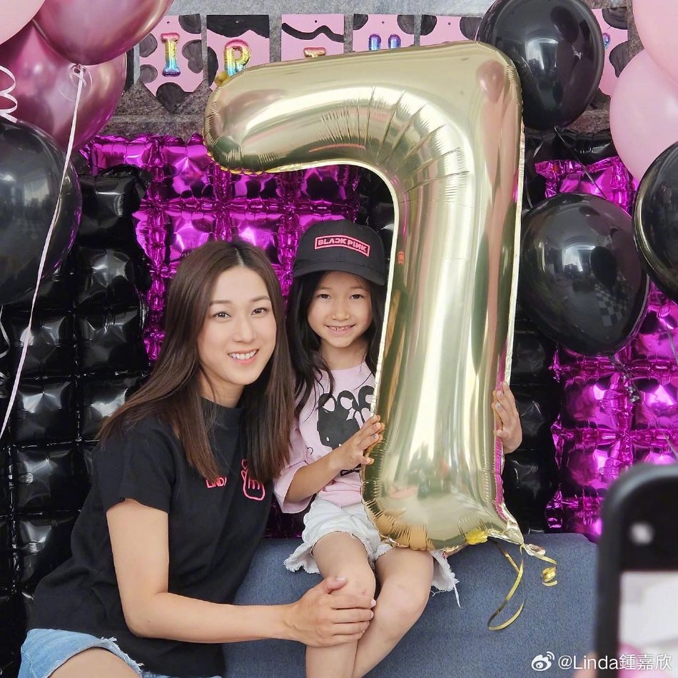 组图：TVB女星钟嘉欣晒照为7岁女儿庆生 Kelly眉眼长得像妈妈