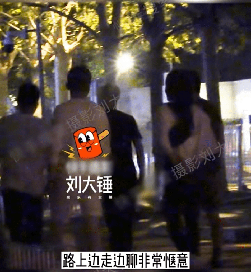 组图：汪小菲和新女友散步回家 两人边走边聊感情稳定
