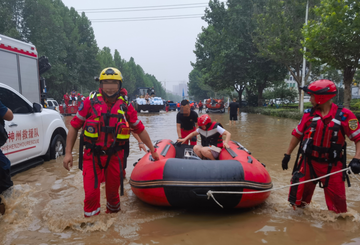 草帽姐为河北水灾捐款120万，亲自冒雨送物资，大衣哥被喊话