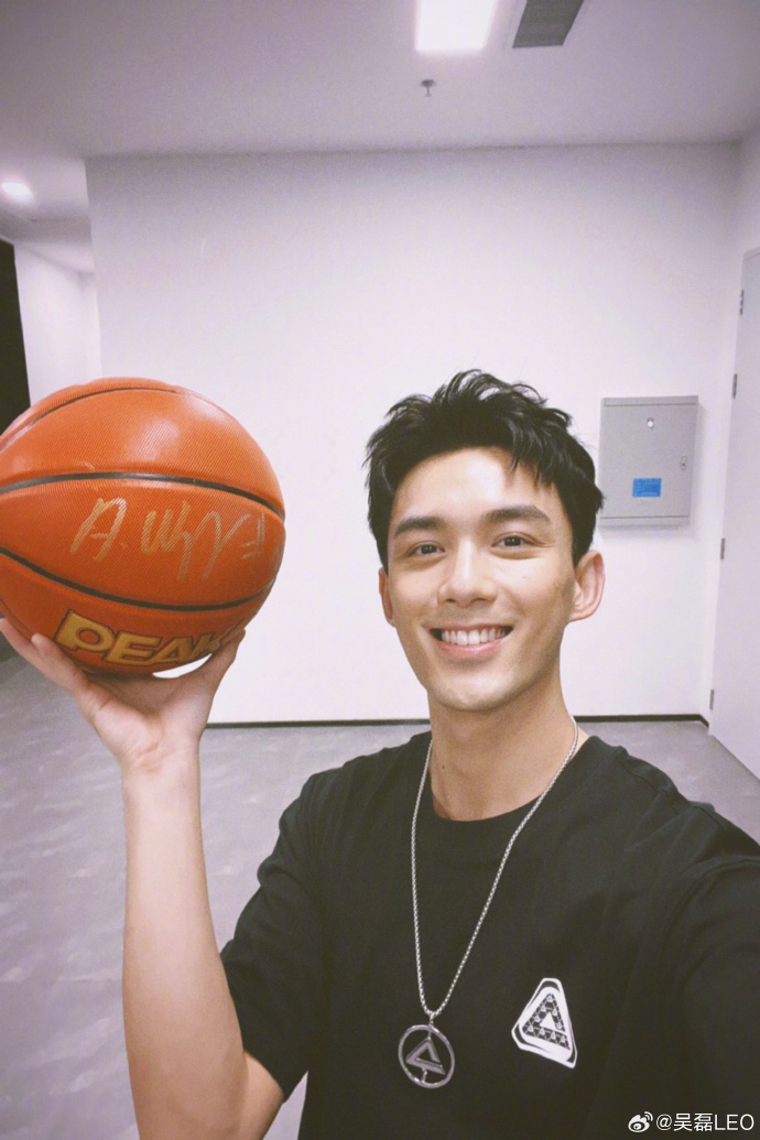组图：吴磊晒签名篮球笑容烂漫 穿黑T对镜自拍阳光帅气