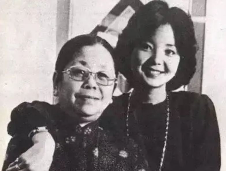 95年邓丽君突然病逝，母亲赵素桂却平静地说了句：丽君走得是时候