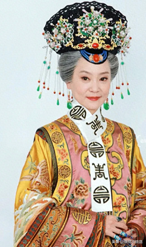 看了63岁刘雪华的打扮，我悟了：女人自然老去比刻意扮嫩更美