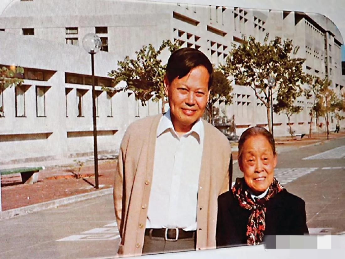 1982年，杨振宁和老母亲，一张珍贵的合影，非常的温馨，难得一见