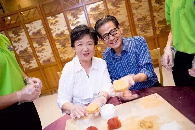 “康婶”黄锦裳的现实生活，82岁仍不想退休，与丈夫已爱了62年