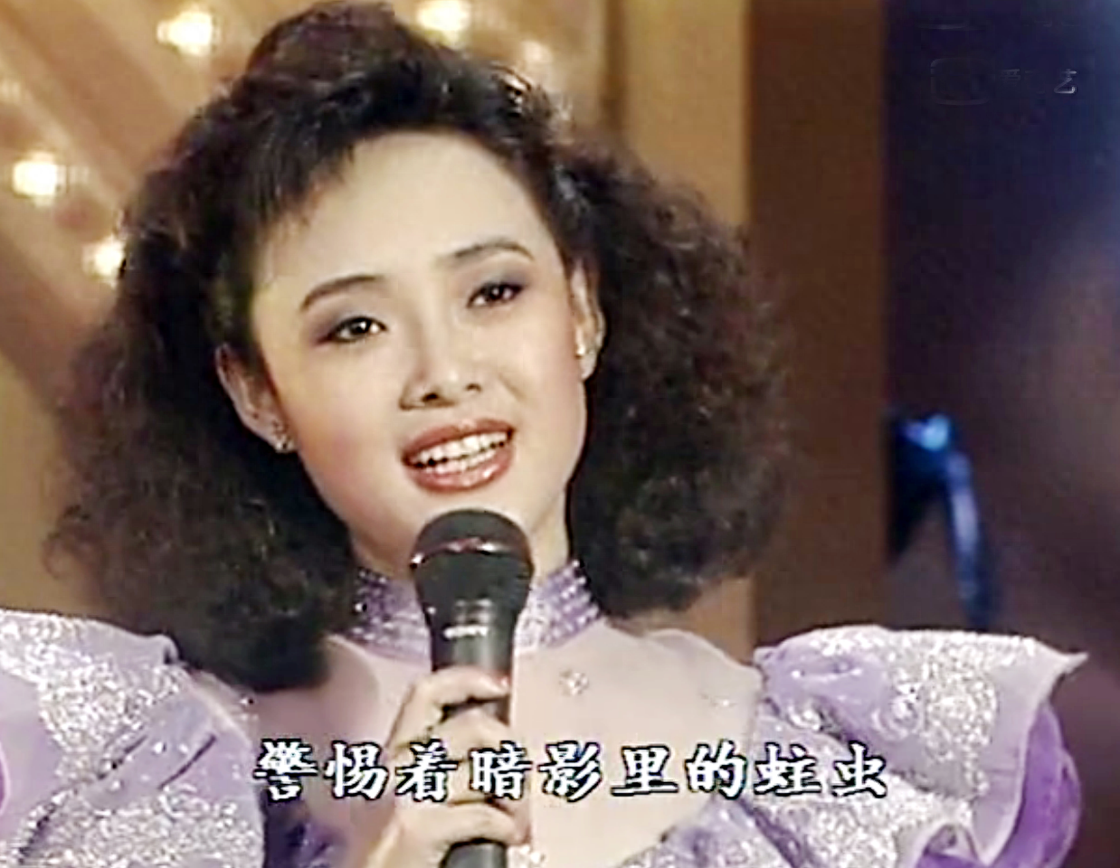 著名歌手安冬，曾与“羽毛球皇后”李玲蔚是妯娌！离婚后远嫁美国