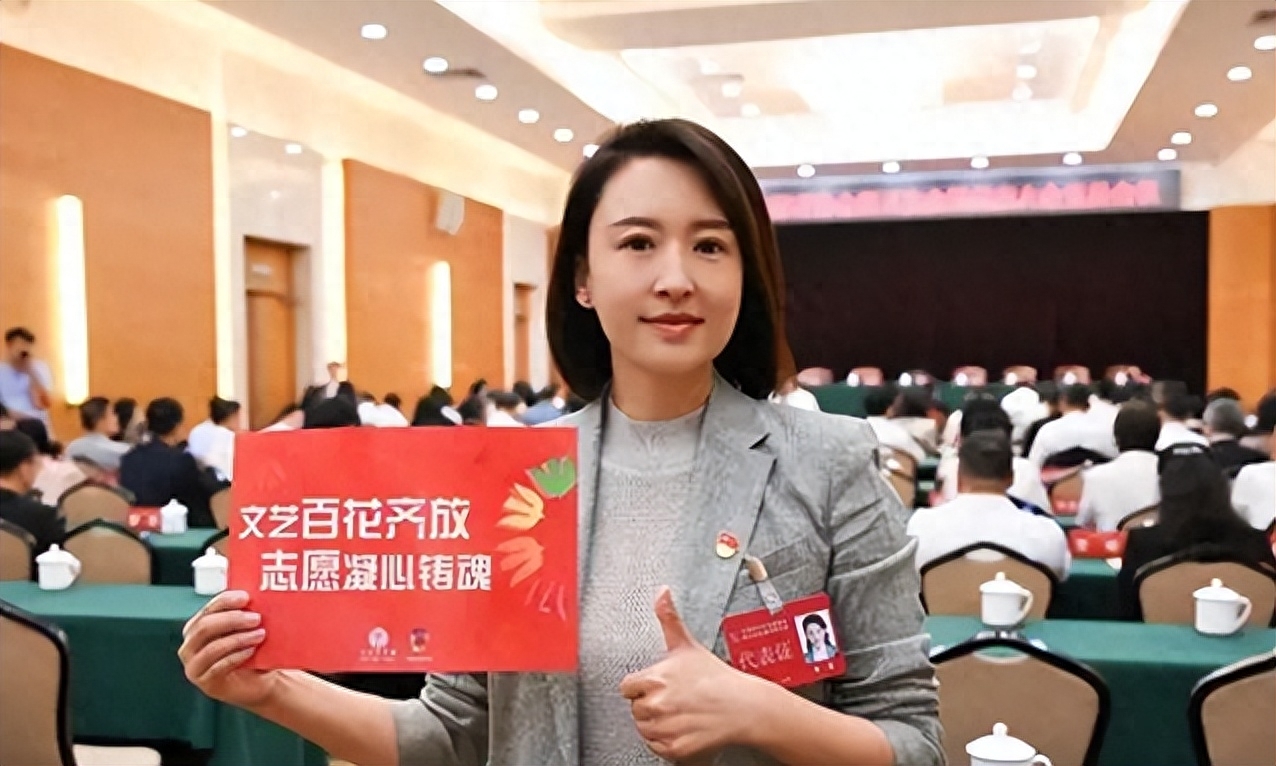 张蕾离开央视后人走茶凉！再和张泽群朱迅同框，互不搭理显生疏！
