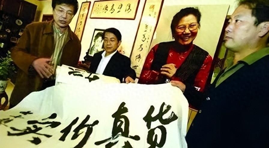 文盲演员被央媒发长文批评，言辞犀利，真是一点脸面都不给留