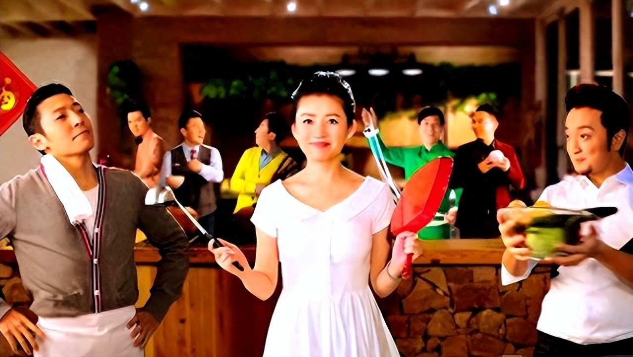 央视一姐两度婚姻历练，55岁身影变迁：无子无女，独自面对人生