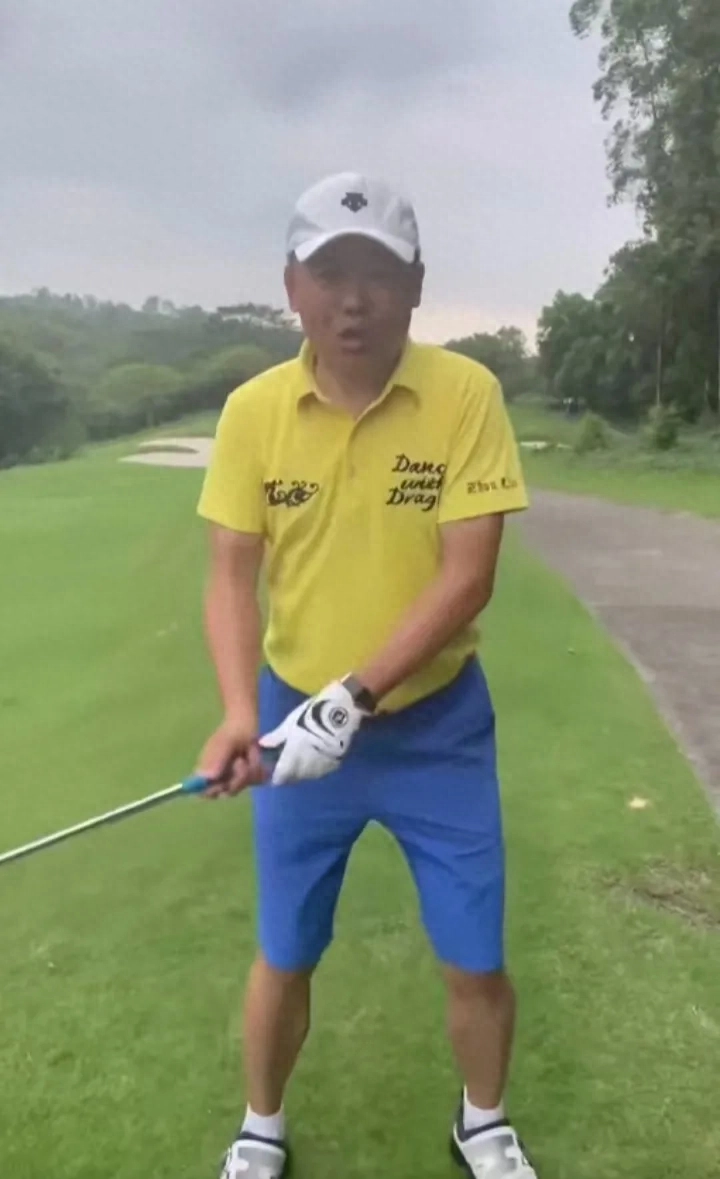 周立波：广州打高尔夫脸色发黑，想复出没机会，只能拍短视频调侃