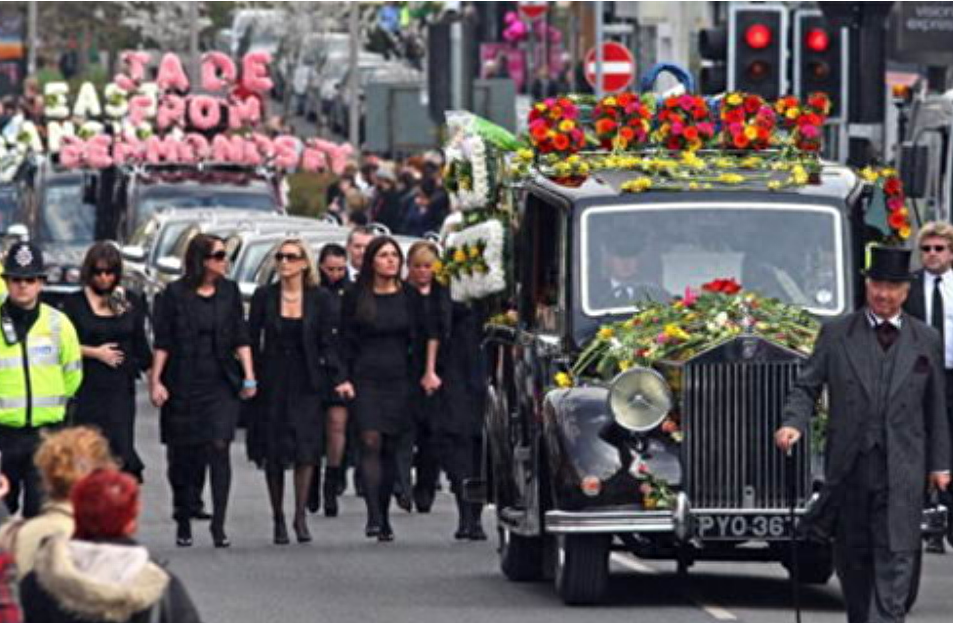 葬礼最隆重4位明星，警车开道30万人送行，水晶棺顶常人20年收入