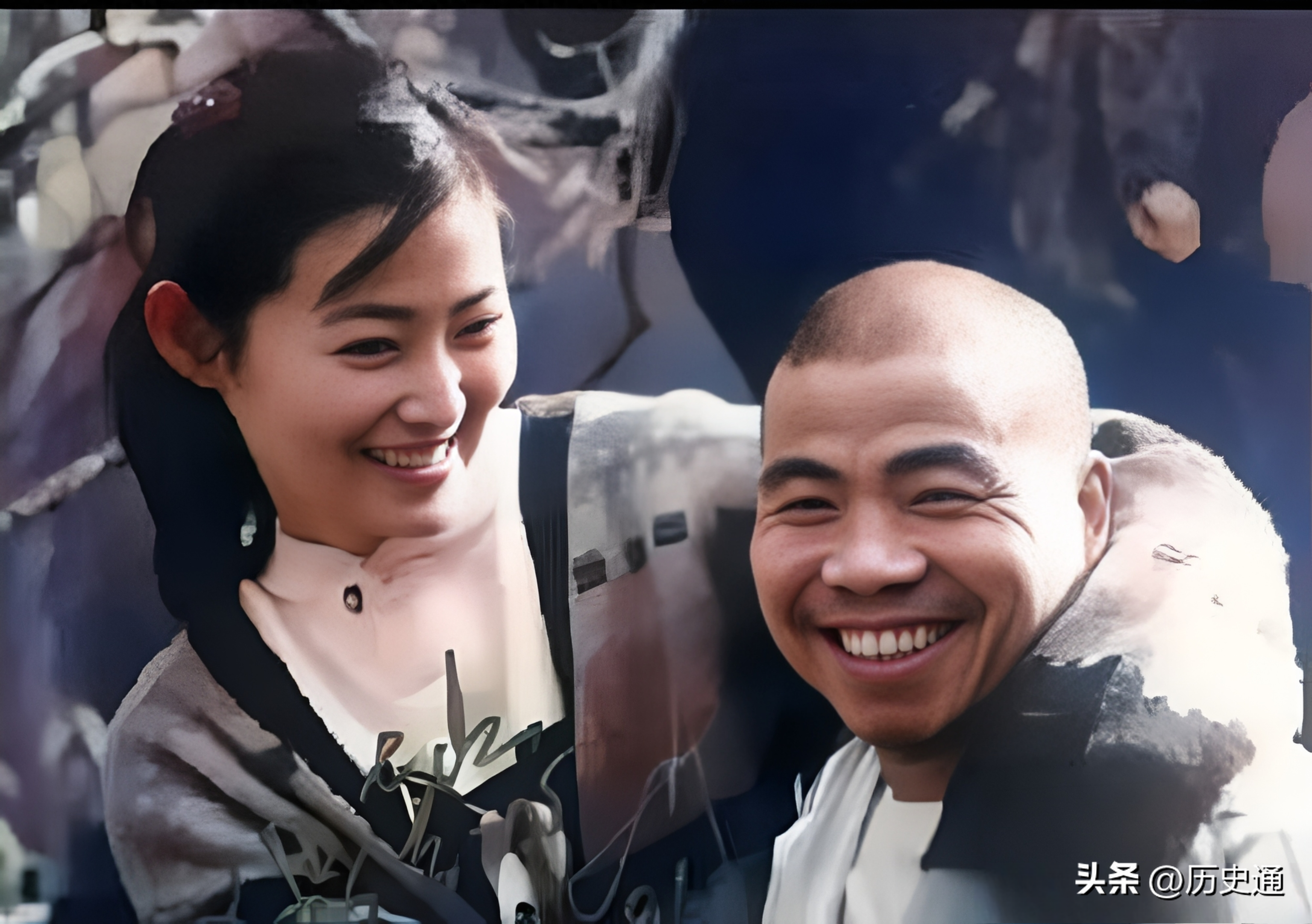 1998年，电视剧《水浒传》拍摄现场，王思懿和宋文华留下一张合影