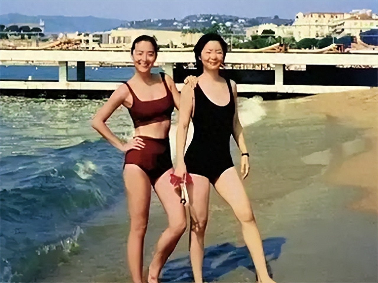 1990年邓丽君和林青霞在海滩偶遇，互相拍了10张照片!今已成绝版