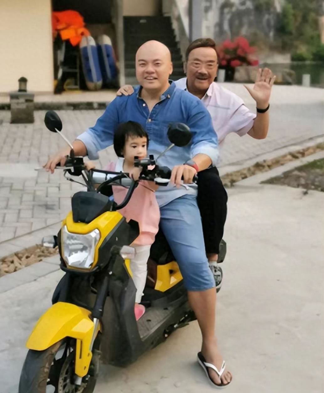 52岁的卢俊宇成为卢海潮的接班人，他却因儿子不懂说粤语而惭愧