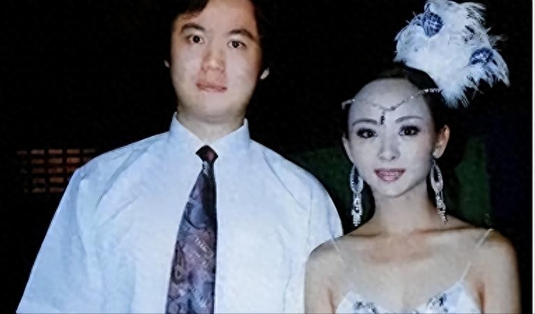 当年春晚“千手观音”聋哑人领舞，被富豪苦追8年，如今成了这样