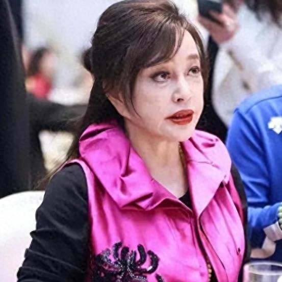 被7位女星惊艳到：白发不染，不整科技脸，用松弛感诠释优雅老去