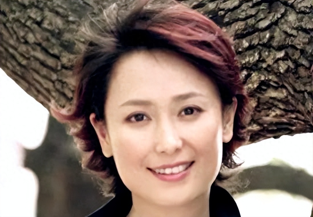 她一婚嫁给大8岁演员，二婚嫁给富商，如今59岁被丈夫宠上天