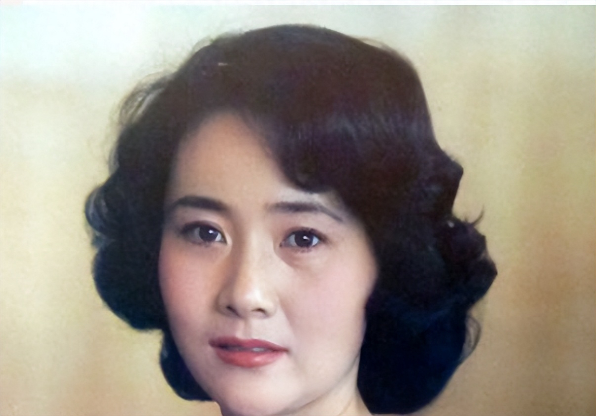 吞300颗安眠药自杀，被抢救7天七夜，她曾被称为央视最美主持人。