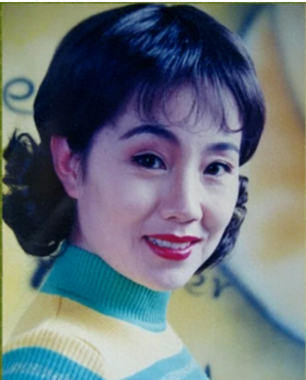 她在戏里又丑又土遭万人嫌，戏外却是大美人，儿子也长得很帅