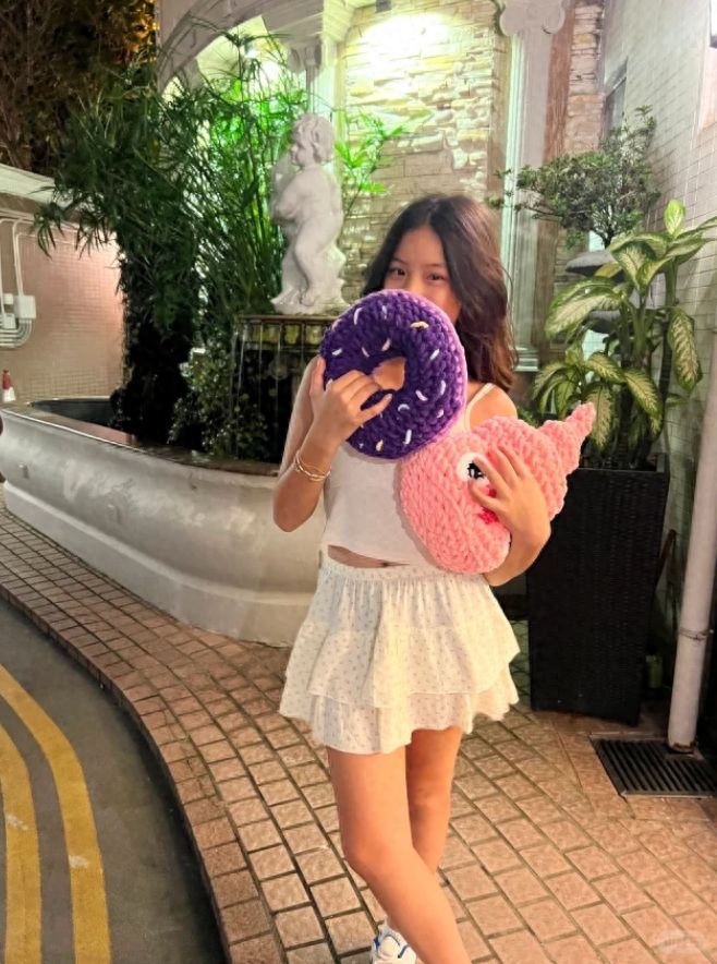 霍汶希罕晒12岁女儿全身照！爱女双腿修长烫时髦卷发，甜美动人