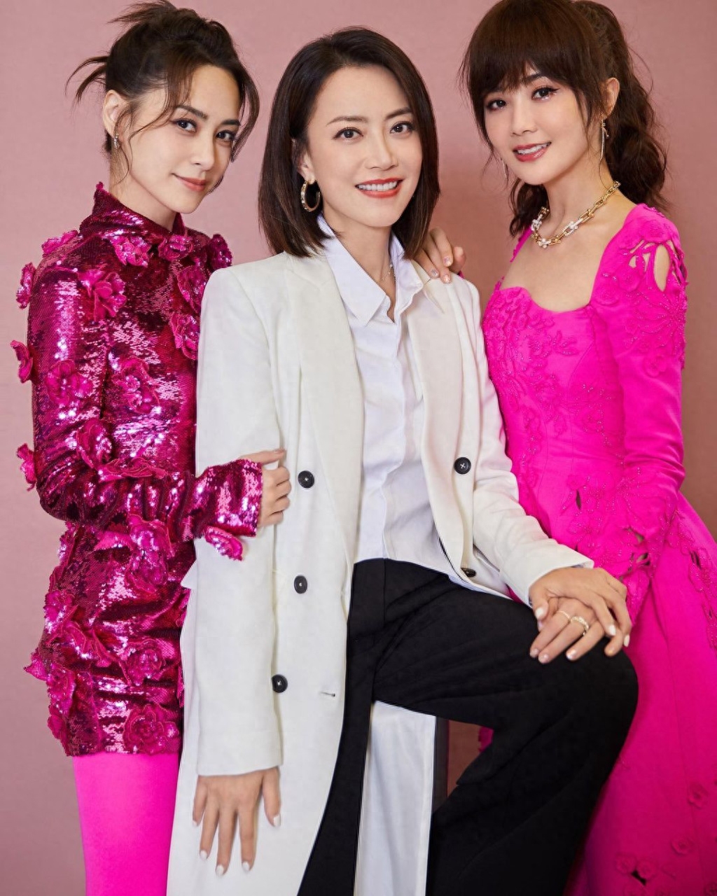 霍汶希罕晒12岁女儿全身照！爱女双腿修长烫时髦卷发，甜美动人
