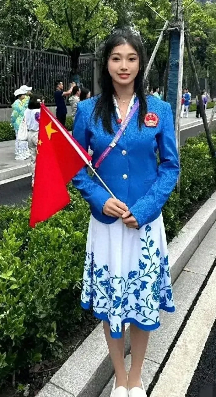 赛场外的吴艳妮，典型的邻家女孩，是北京体育大学的高材生和校花