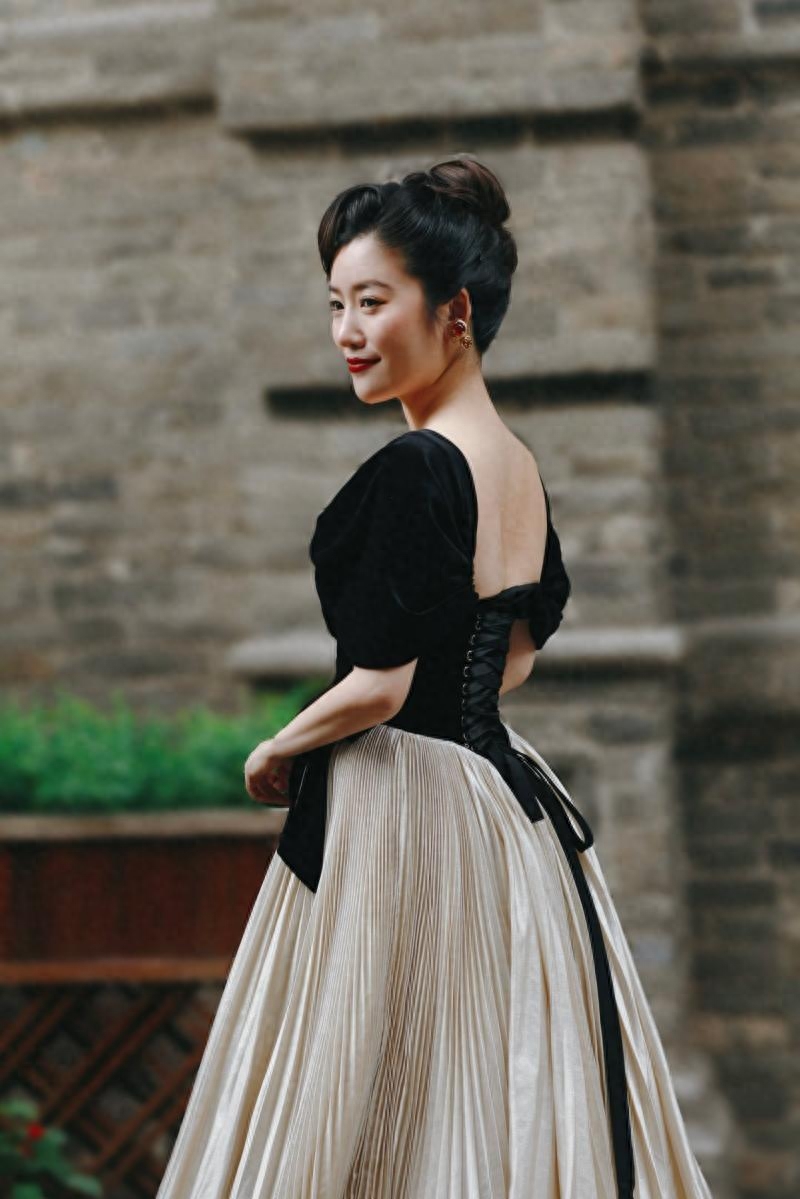 李珈西黑裙造型亮相平遥国际电影展