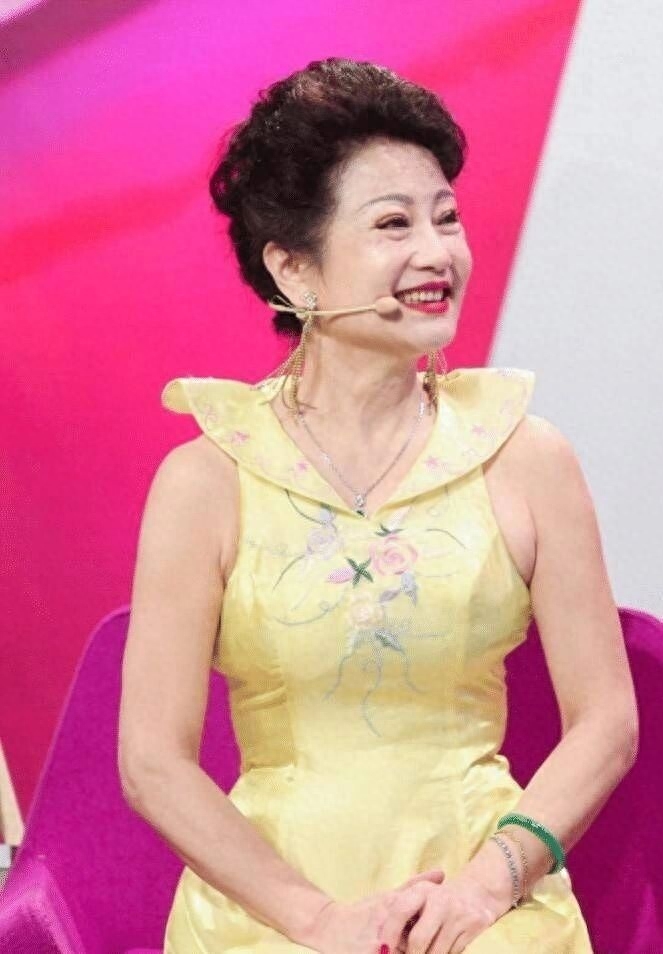 侯玉婷：42岁辞职广东台，回归家庭23年，65岁的她终于成为侯奶奶