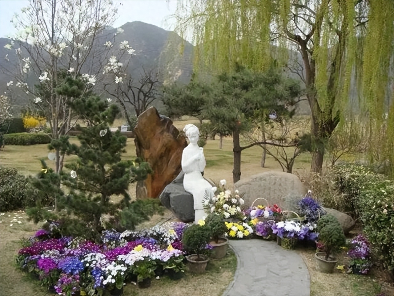 在侯耀文墓地旁边，竟然是“林妹妹”之墓，汉白玉雕像让人垂怜
