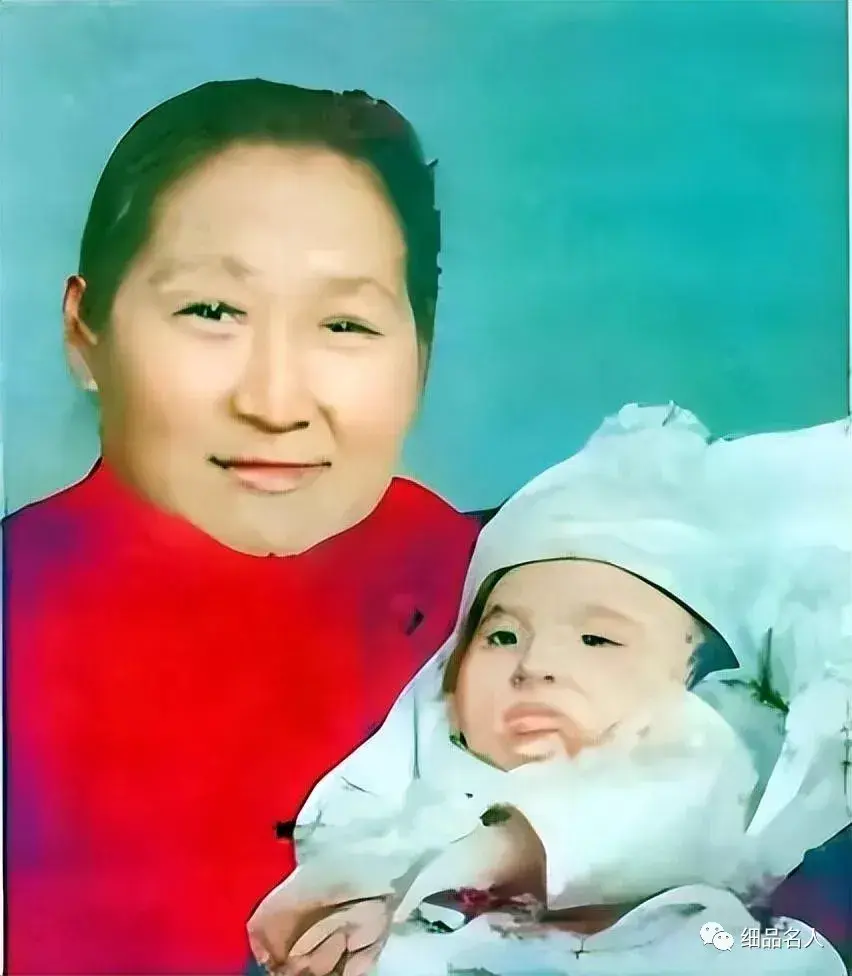郭宝昌和父亲及养母、好友陈宝国、斯琴高娃、张艺谋的亲密合照