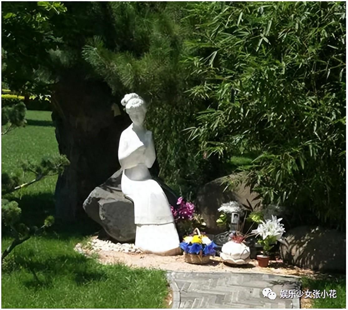 在侯耀文墓地旁边，“林妹妹”之墓鲜花环绕，汉白玉雕像让人垂怜