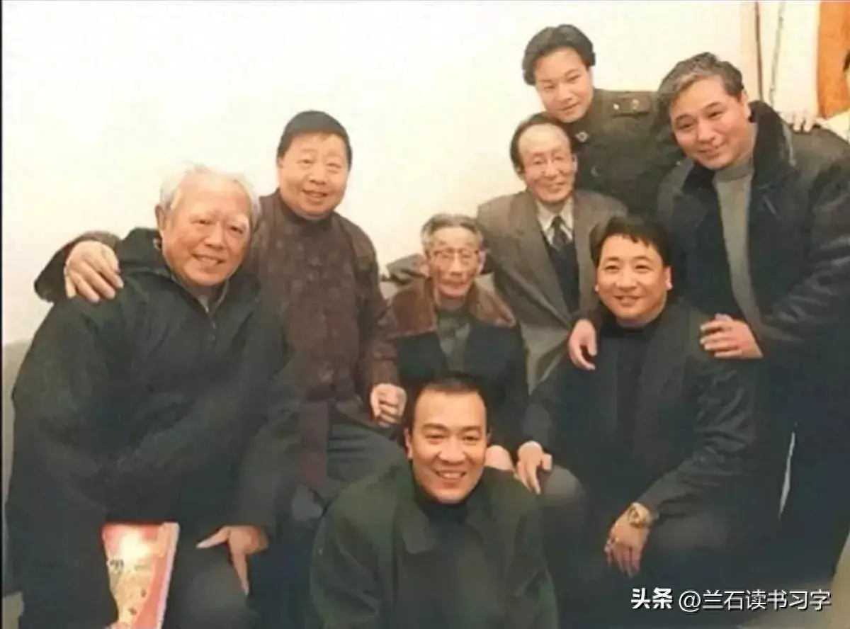 2001年，马三立与马季等相声晚辈合影，为何姜昆坐着马志明却站着