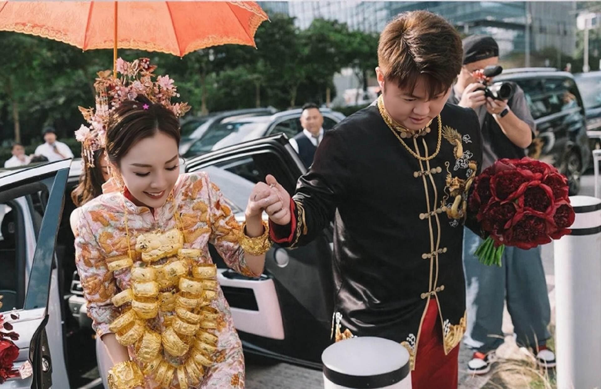 香港富商办世纪婚礼，新娘全身戴满金器出嫁，赌王儿子当伴郎