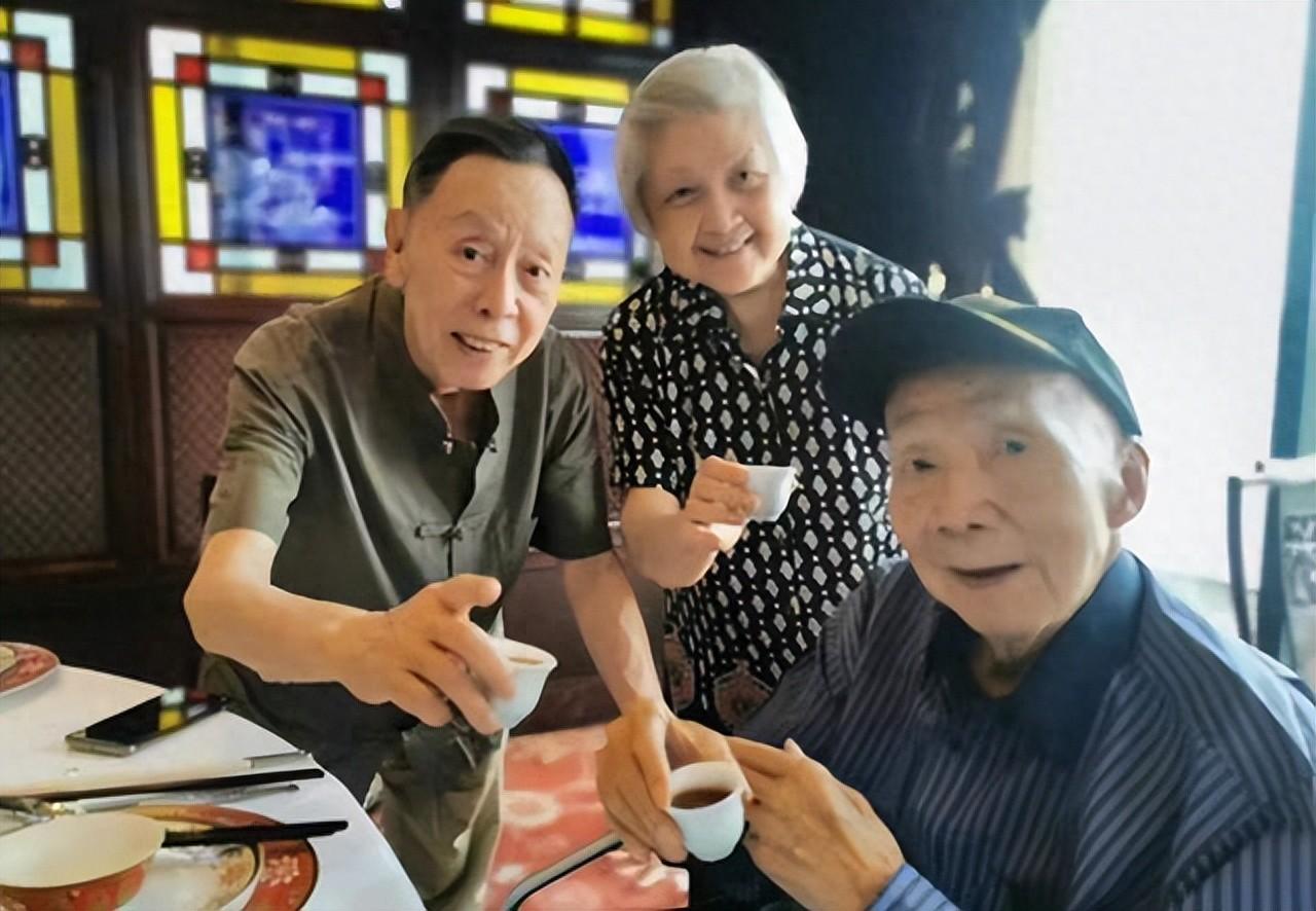 87岁黄俊英向86岁妻子崔凌霄公开表白，广东网友：这才是郎才女貌