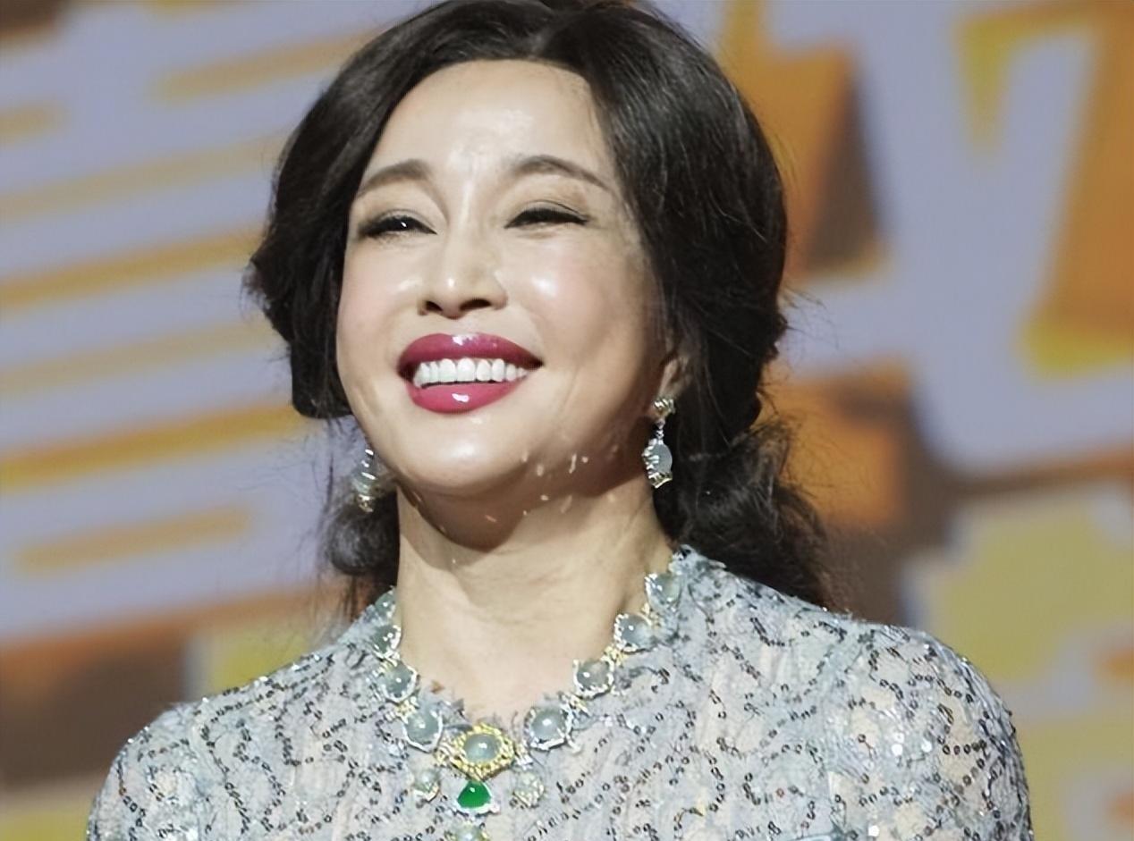 善恶终有报，71岁还“前凸后翘”的四婚刘晓庆，走上了另一条道路