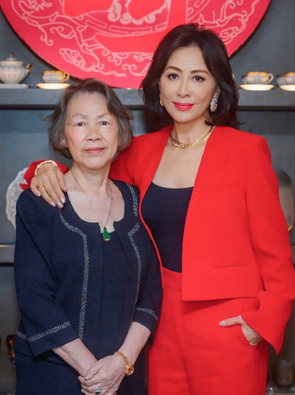 刘嘉玲晒一家四口合照，身家10亿未生子，弟弟一家或成大赢家