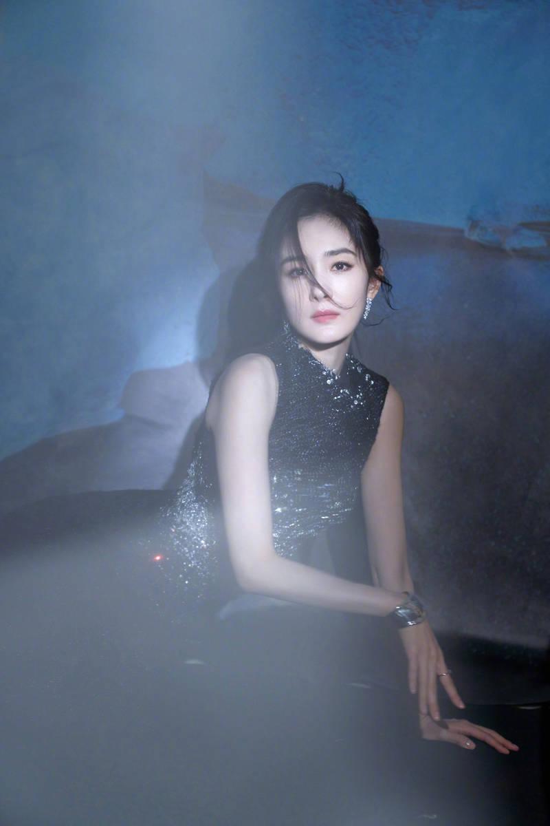 杨幂穿璀璨星河裙梦幻唯美 小蛮腰柔软纤细超吸睛