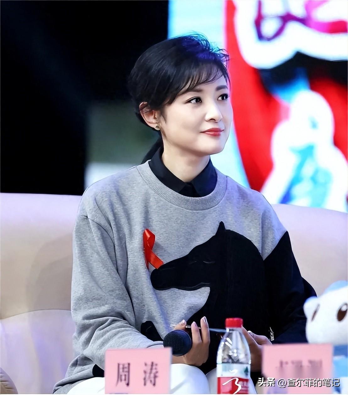 央视主持周涛：与前夫离婚后，嫁大八岁丈夫，55岁收获美好家庭