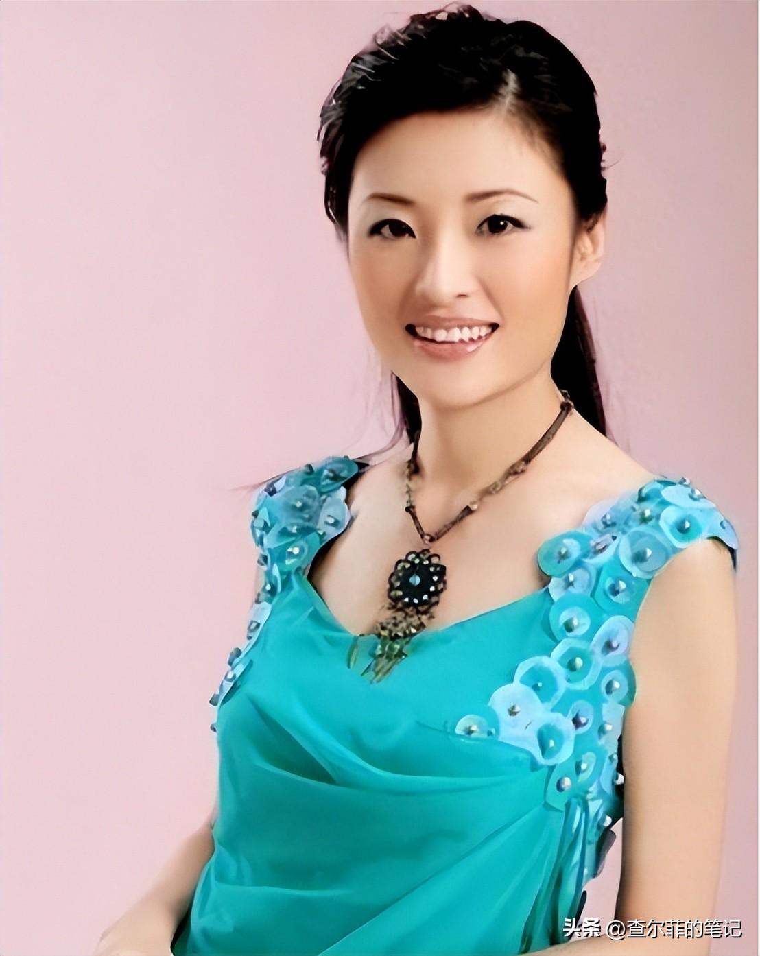 央视主持周涛：与前夫离婚后，嫁大八岁丈夫，55岁收获美好家庭