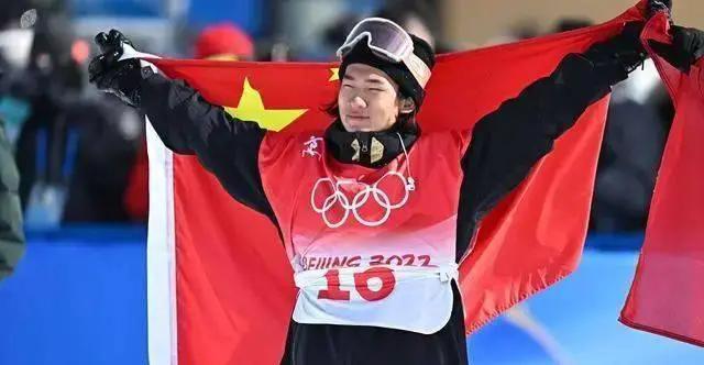 回顾：苏翊鸣朱易大方牵手！恋情曝光后，有人说他是现实版赘婿？