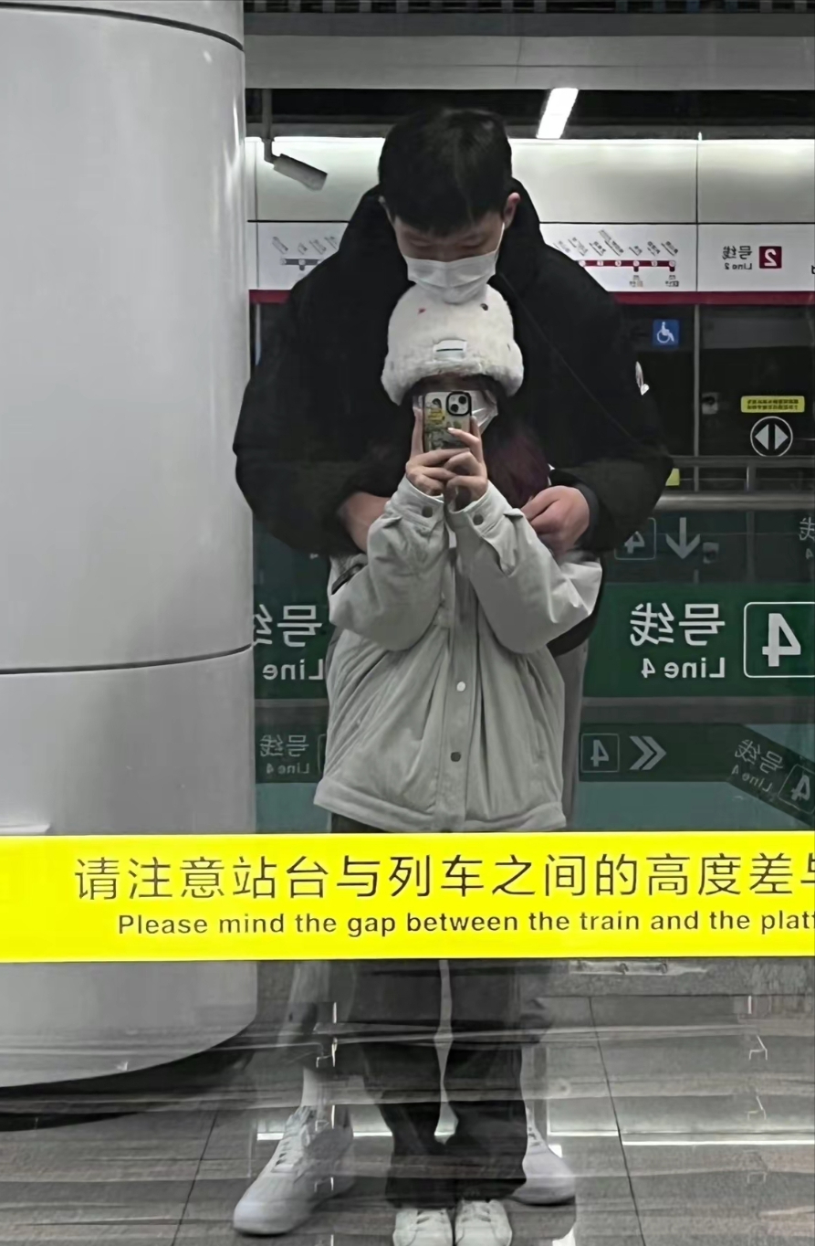 杨瀚森女友浮现！青梅竹马!拥最萌身高差，手机壳留大头照很温馨